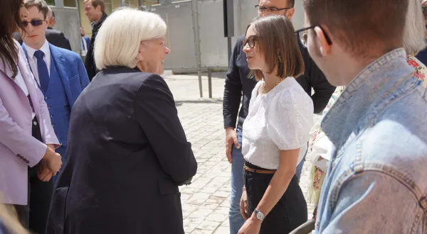 EPSM - Catherine Vautrin découvre les dispositifs VigilanS et VigiteenS au Point Écoute Jeunes de Reims